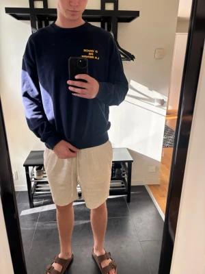 Mörkblå sweatshirt - Säljer en mörkblå sweatshirt från Donce De La Sense.