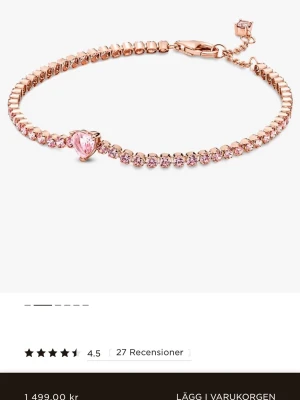 Roséguldspläterat tennisarmband hjärta - Supersnyggt tennisarmband från Pandora i 14 karat roséguldplätering. Armbandet har små rosa gnistrande stenar längs hela bandet och ett hjärta i mitten. Perfekt för dig som gillar eleganta och romantiska accessoarer. Aldrig andvänt. 