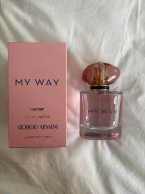 Giorgio Armani My Way Nectar EdP 50ml - Fräsch och feminin parfym från Giorgio Armani, My Way Nectar. den är knappast använd (se andra bild!) kommer med kartong
