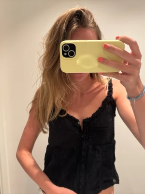 Svart spetsdetaljerad linnetopp - Fin linnetopp med spets från Zara. 