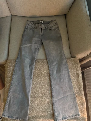 Lågmidjade jeans - Snygga jeans med dekorativa fickor från Lager 157 