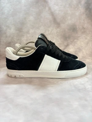 Valentino Flycrew Mocka Skor - Stl 41 - Feta Valentino Flycrew i mocka! 😮‍💨 | Mycket bra skick: 9,2/10, saknas 5 nitar | Storlek: 41 | Ingår: Skorna, kan leta upp en skobox om behövs 🙌 | Nypris: Ca 7000kr | Självklart äkta 🙌 | Hör av dig vid frågor! 🙌🏖️