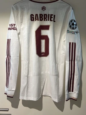 Arsenal Gabriel tröja  - En Arsenal longsleeve med Gabriel storlek L Spelar version helt ny 