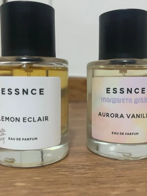 Essnce Parfym - Lemon Eclair och Aurora Vanille Eau de Parfum -  Två Essnce Eau de Parfum i dofterna Lemon Eclair och Aurora Vanille. Endast testad 2-3 gånger, kolla bild för hur mycket som finns.   #parfym #essnce #lemoneclair #auroravanille