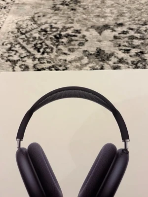 Apple AirPods Max i rymdgrå - Snygga Apple AirPods Max i rymdgrå färg med over-ear design. Hörlurarna har en robust aluminiumram, mjuka öronkuddar i mesh och ett justerbart huvudband. Levereras med smart case för enkel förvaring och skydd.