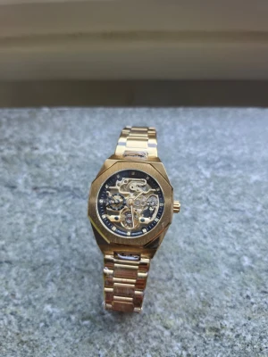 Klocka - Snygg guldig klocka. Klockan är automatic. Märket är Forsining.