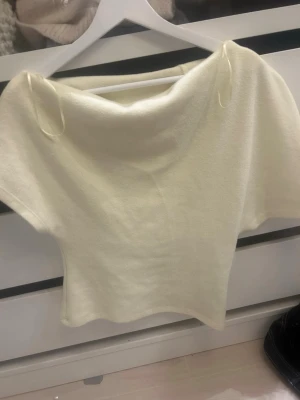 Vit topp med vid krage från Gina Tricot - Superfin vit topp från Gina Tricot med lös, vid krage och korta ärmar. Toppens material känns mjukt och stretchigt, perfekt till jeans eller kjol. Enkel och stilren design som är lätt att matcha.