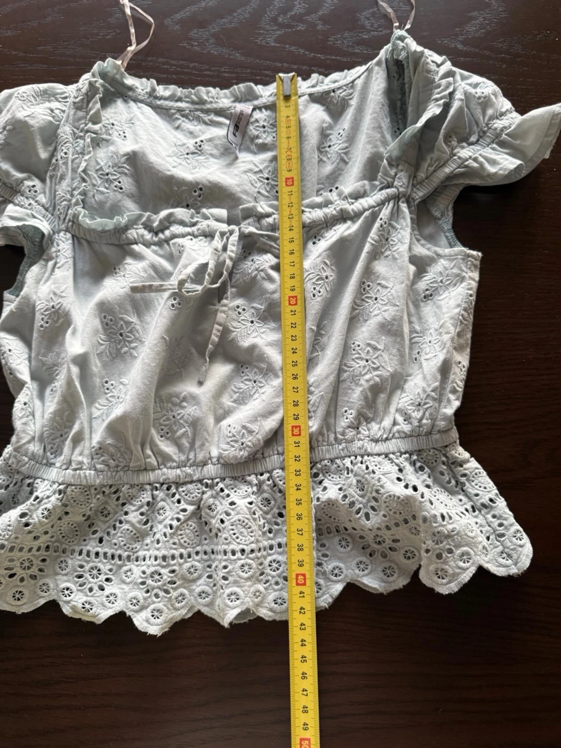 Ljusblå broderad blus med volang - 2