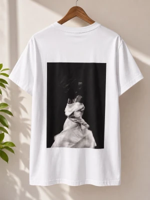 Vit T- Shirt med Konstnärligt Tryck, 100 % Bomull - Storlek: M, Material: 100 % Bomull, utmärkt skick!