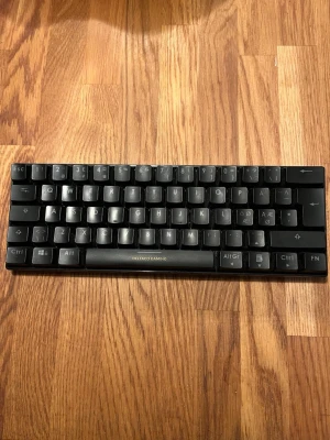 Deltaco Gaming kompakt tangentbord - Säljer ett svart kompakt mekaniskt tangentbord från Deltaco Gaming. Tangentbordet har USB-C anslutning och minimalistisk design utan numerisk del, perfekt för gaming eller skrivbordet. Tangenterna är svarta och ramen är i plast.