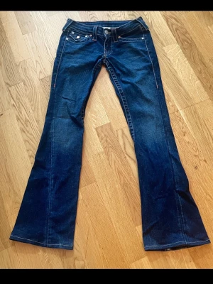 JOEY flared true religion jeans - OBS: jag sänker inte priset just nu // kan inte ta bilder med dem på tyvärr, de är allt för tajta vid midjan  // Säljer mina flared JOEY true religion jeans i storlek 26  // Köpta från en annan säljare på plick, inga defekter och sparsamt använda både av gamla säljaren och av mig // Benen av jensen är skräddade // Midjemått runt 38,5 cm tvärs över, Innersbenslängd runt 75,5 cm //Kontakta gärna mig innan ni köper 😚