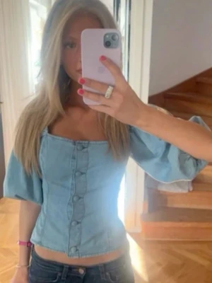 Ljusblå denim blus med puffärmar - Jätte söt tröja i XS från H&M. Jätte bra skick använd fåtal gånger. 