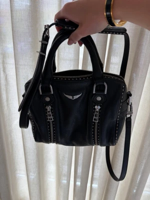 Zadig & Voltaire väska  - Zadig väska i modellen sunny studs xs. Äktehetsbevis samt dustbag medföljer🍒