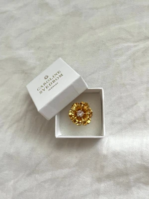 Blossom guld ring  - Blossom Ring / Crystal från Caroline Svedbom. Helt oanvänd. 