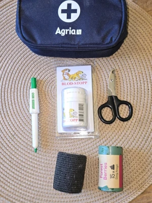 Hund tillbehör - Säljer ett kit för husdjur .innehåller blodstopp, svart självhäftande binda, klosax med svart handtag, fästing borttagare, hundbajspåsar och en praktisk väska. Perfekt att ha med på resor eller promenader med ditt djur.OBS, SJÄLVHÄFTANDE BINDA, KLOSAX OCH FÄSTING BORTAGARE ÄR ANVÄNDA