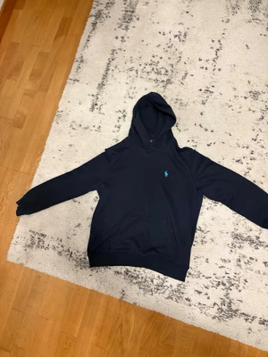 Polo ralph Lauren hoodie - Polo Ralph lauren hoodie använd ett få tal gånger. Säljer då den inte passar längre. Storlek S