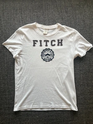 Abercrombie & fitch T-shirt ~ vintage  - Sjukt eftertraktad Abercrombie & Fitch T-shirt ~ 2000’s modell som inte längre produceras | st S/true size | Rekomenderad längd mellan 170–180cm | färg vit | OBS: liten defekt vid ärmsöm (arm söm bortfallen, påverkar ej helhetsintrycket vid användning) | OBS kan gå ner lite i pris vid snabb affär! 🏄