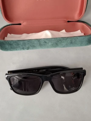  Gucci solglasögon  - Riktigt fräscha solglasögon från Gucci. Modellen är GG 0746S 001.