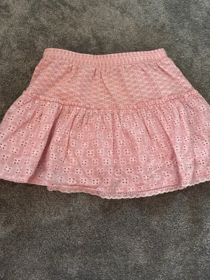 Trendig rosa söt kjol  - Gullig rosa kjol med volang 