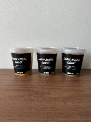 LUSH Snow Angel Choir Shower Jelly - Unik duschjelly från LUSH i doften Snow Angel Choir som doftar super milk. Kommer i genomskinlig plastburk med svart etikett och lock. Innehållet är guldigt och geléaktigt, perfekt för dig som vill ha en rolig twist på duschrutinen. Alla förpackningar är oöppnade och plomberade