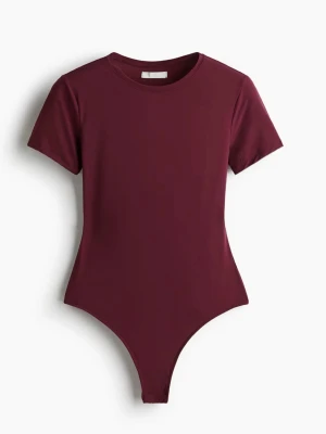 Hm body vinröd - Jättesnygg vinröd body från hm. Sitter jättebra. Knäpps med knappar nertill. Sitter tight. Säljer för den inte används. Använd max 2 gånger