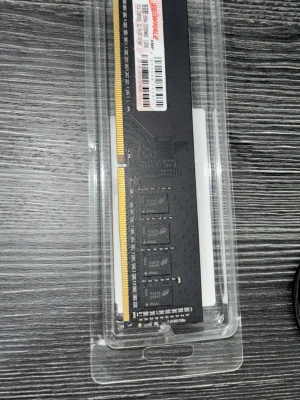 Svart 8GB DDR4 3200MHZ RAM-minne - Säljer ett svart DDR4 RAM-minne på 8GB från Shark. Modulen har guldkontakter och sitter i en genomskinlig plastförpackning. Perfekt för dig som vill uppgradera datorns prestanda.