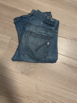 Dondup jeans - Riktigt schyssta dondup jeans för ett väldigt schysst pris: 549kr prutbart, storlek 31. Skriv för mer information. Skick: 8/10