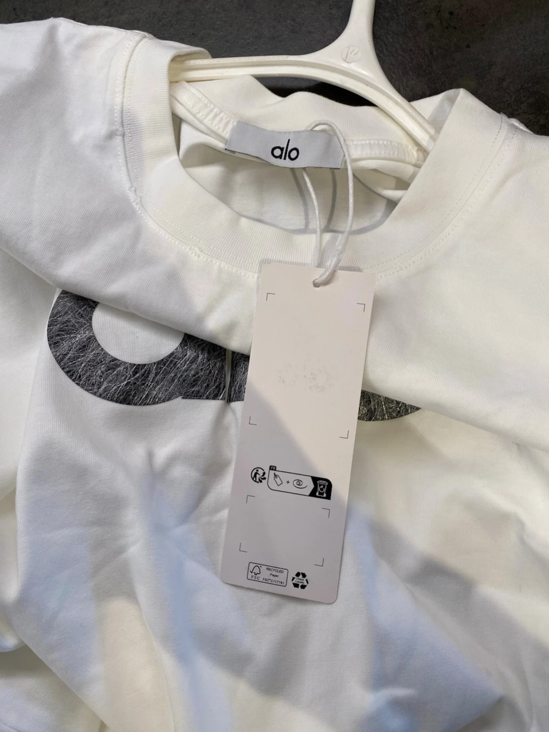Vit t-shirt från Alo med logga - 1