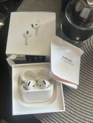 (Har kvitto) Apple AirPods 4 med brusreducering  - Säljer ett par vita Apple AirPods 4 med aktiv brusreducering. Aldrig använda, har kvitto och allt som medföljde i originalförpackningen. Levereras i originalförpackning med manual.