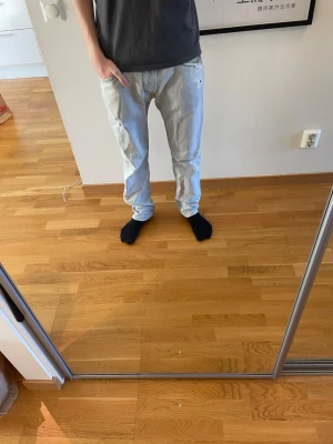 Ljusblå raka diesel jeans - Säljer ett par ljusblå diesel jeans med avslappnad passform och raka ben. Jeansen har klassiska fem fickor och synliga sömmar. Perfekta för en chill och trendig look. Materialet är denim i bomull.