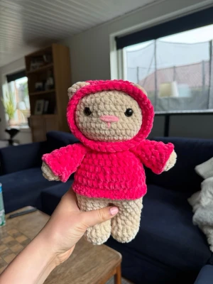 Virkad nalle - Virkad nalle med rosa hoddie🩷 OBS: Innehåller säkerhetsögon som ej är rekommenderade för barn under 3 år!