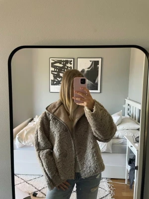 Beige teddyjacka med hög krage - Mysig beige teddyjacka med hög krage och stora knappar framtill. (Stor i storleken) knappt använd, köpt för 1000 kr 🤍