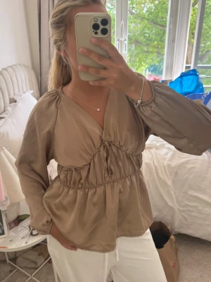 boohoo blus - fin blus från boohoo, tror storlek M