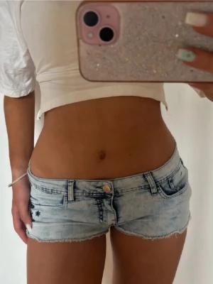 Lågmidjade vintage shorts - Såå fina lågmidjade vintage jeansshorts! midjemått rakt över: 36. Jag är 168 och det är mina bilder, köp via köp nu direkt eller Swish, kvar tills markerad som såld 💖 