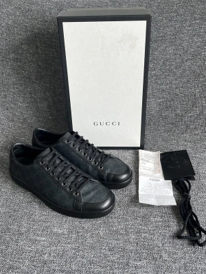 Gucci Skor - Hej, väldigt exlusiva och fina Gucci skor i Nyskick. Skolåda, kvitto (köpta från Gucci butiken i Stockholm) och extrasnören medföljer i köpet! Tillverkade i Italien. Har vårdats och impregnerats av svart skokräm. Rena, felfria och Inga defekter finns.  Uk 8,5 vilket motsvarar ungefär 42 1/2. Passar både till fina tillfällen eller till vardags! Skorna är autentiska vilket jag står för. Nyvärde idag på 8000kr+. Varmt välkommen att höra av dig. Mvh DS 
