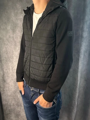 J.lindeberg cardigan - Mycket fint skick | Size S (modellen är 188 cm 77 kg) | fraktar spårbart inom 24 timmar | för att köpa klicka ”köp nu” | vid frågor eller funderingar skriv ett meddelande | följare får bättre rabatter🙌