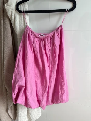 Rosa ballong klänning  - (INTRESSEKOLL) På min super snygga ballong klänning från Zara. Väldigt eftertraktad och säljs inte längre. Storlek S och sann i storlek. Perfekt nu till sommaren.