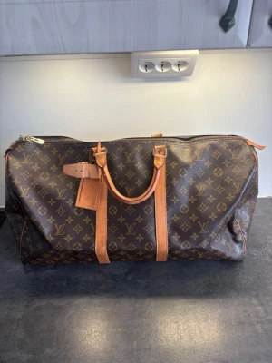 Louis Vuitton Keepall 55L - Säljer nu en oerhört fräsch Louis Vuitton Keepall   Storlek 55L  ÄKTA  Väldigt bra skick, små defekter finns, vilket är väldigt vanligt på dessa!🙂  
