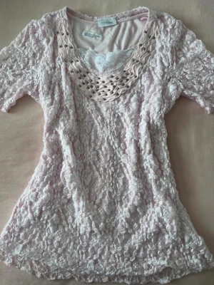 Rosa tshirt - rosa tshirt med spets och andra detaljer. Köpt secondhand men aldrig använd av mig eftersom den är för stor på mig. Skulle säga att det är storlek M! 