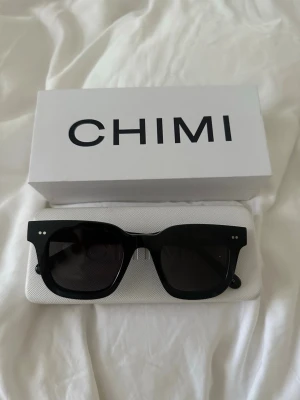 Svarta solglasögon från CHIMI - Svarta solglasögon från CHIMI i modellen 04. Glasögonen kommer med originaletui och box 💕