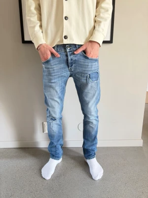 Dondup jeans - Dondup Mius jeans! Nypris: 3000 kr, säljs för 699 kr. Modellen är 180 cm och väger 60 kg. Säljes i befintligt skick! (Skick: 9/10)