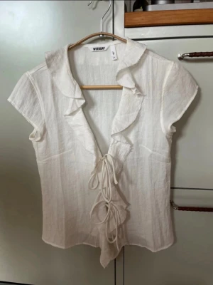 Weekday blus - Säljer min jättefina weekday blus då den inte kommer till andvändning. Andvänd kanske 3 gånger så i nytt skick utan defekter. Pris går att diskuteras,   Nytt pris = 500 Mitt pris = 299