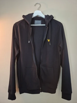 Svart hoodie från Lyle & Scott - Snygg svart hoodie från Lyle & Scott med dragkedja