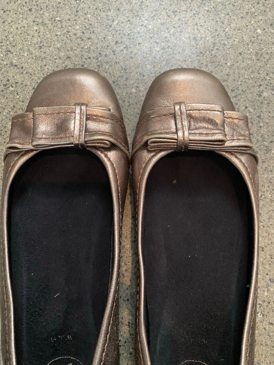 Bronzfärgade ballerinaskor med rosett - 5
