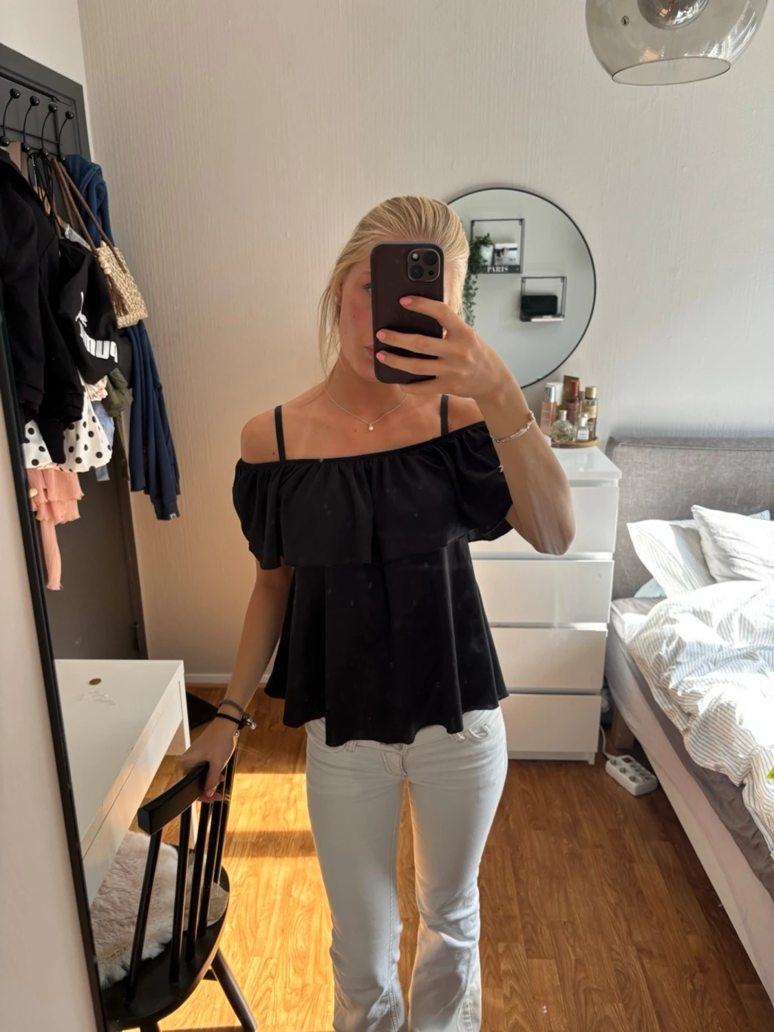 Svart offshoulder blus med volang - 3