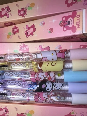 Söta Sanrio gelpennor  - Fem gelpennor med Sanrio-karaktärer som Hello Kitty, Pompompurin, Kuromi och My Melody. Pennorna har pastellfärgade lock i rosa, gul, blå och lila samt genomskinliga kroppar med tryckta figurer. Perfekt för att skriva eller dekorera anteckningar. 1 stycken för 30kr och 5 för 120kr