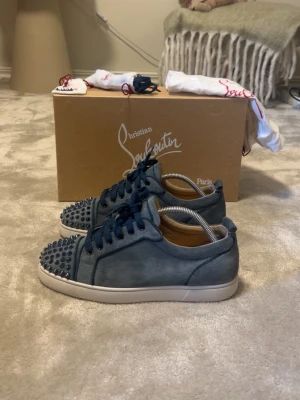 Christian Louboutin skor - Storlek: 42-43 Skick: 8,8/10 – Nypris: ca 10 300 kr Allting originalt ingår Extra nitar ingår (5st) 100% autentiska Kom privat vid frågor & köp.