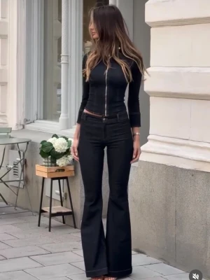 Alobha set - Ett set från Alobha. Jeans i storlek 32 och jacka i storlek xs. Aldrig använts då jeansen e för långa för mig.