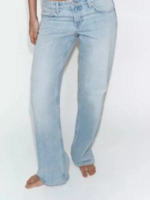 Ljusblå raka jeans - Säljer ett par ljusblå jeans med rak passform och klassisk femficksdesign. Jeansen har hög midja och är tillverkade i mjukt denimtyg. Perfekta för en avslappnad och trendig look. 💕 som ni ser så är det slitage på botten (fläckarna är tillfälliga då jag just använde dem och kommer tvättas bort) 💕
