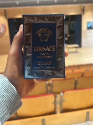 Versace Eros pour Homme EdP 50ml - Versace Eros pour Homme Eau de Parfum i en elegant blå och guld kartong med klassiskt grekiskt mönster och Medusa-huvud. Flaskan innehåller 50 ml och är en naturlig spray för män. Lyxig och ikonisk design som verkligen sticker ut.
